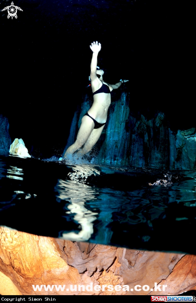 Jump !, Chandelier Cave, Palau