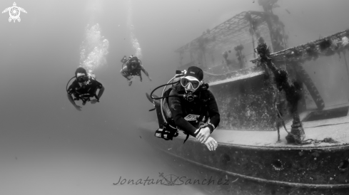 A PADI IDCs instructor Bridget guiding students