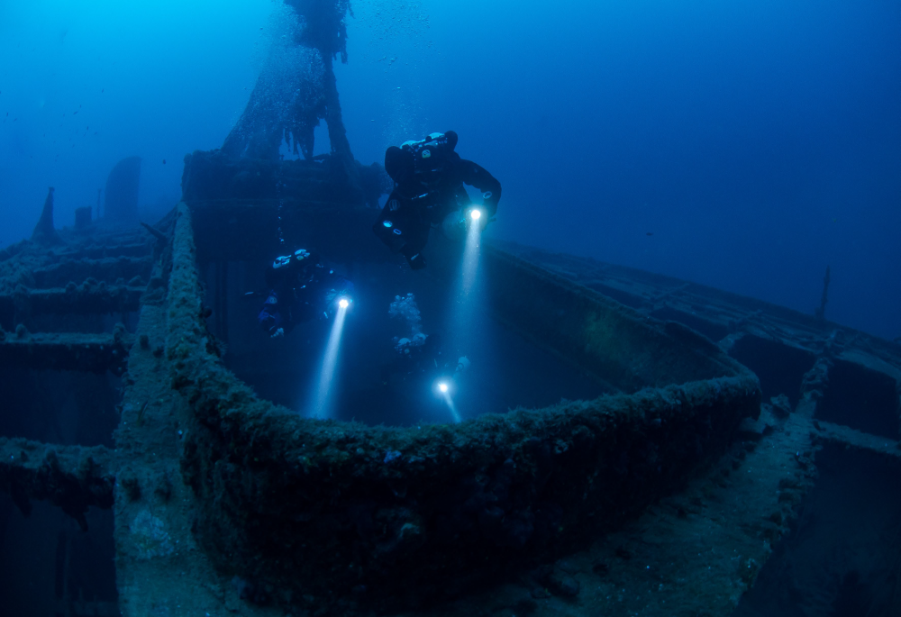 Technical-diving - entering ship wreck