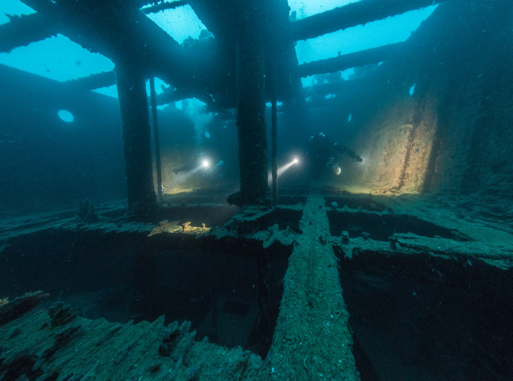 Technical-diving - into ship wreck